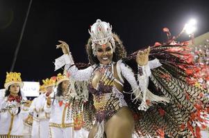 rio de janeiro, rj brasile - febbraio 09, 2018 - samba scuola parata nel sambodromo. Unidos fare porto da pedra durante Festival a marche de sapucai strada. foto