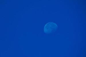 Luna a il inizio di il calante trimestre foto