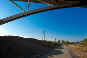 arco di un' moderno ponte attraversamento un' fiume foto