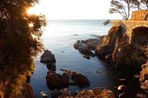 catalano costa brava nel il cittadina di s'agaro, mediterraneo mare a alba. foto