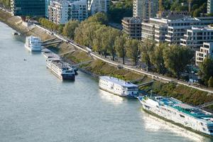 navi ormeggiato lungo lungomare nel Bratislava foto