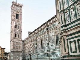 Cattedrale e Torre su piazza del duomo nel mattina foto