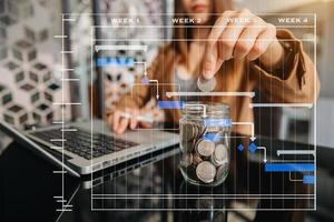 Salvataggio i soldi con mano mettendo monete nel brocca bicchiere e calcolatrice per calcolare bilancio concetto finanza e contabilità con vr icona foto