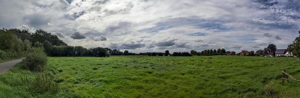 bellissimo panorama ad alta risoluzione di un paesaggio di un paese dell'Europa settentrionale con campi ed erba verde foto