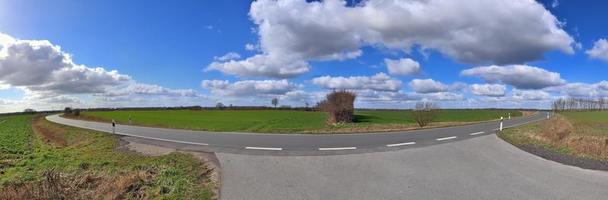 bellissimo panorama ad alta risoluzione di un paesaggio di un paese dell'Europa settentrionale con campi ed erba verde foto