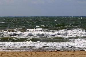 sabbioso spiaggia su il mediterraneo mare nel settentrionale Israele. foto