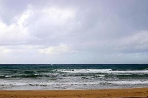 sabbioso spiaggia su il mediterraneo mare nel settentrionale Israele. foto