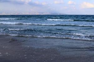 sabbioso spiaggia su il mediterraneo mare nel settentrionale Israele. foto