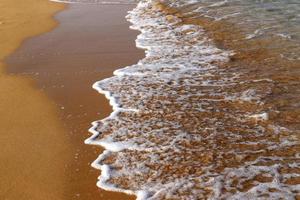 sabbioso spiaggia su il mediterraneo mare nel settentrionale Israele. foto