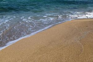 sabbioso spiaggia su il mediterraneo mare nel settentrionale Israele. foto