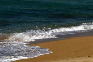 sabbioso spiaggia su il mediterraneo mare nel settentrionale Israele. foto