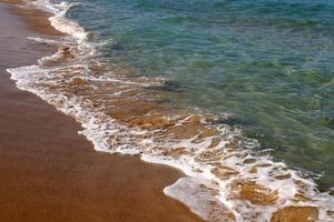 sabbioso spiaggia su il mediterraneo mare nel settentrionale Israele. foto