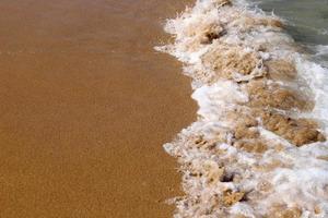 sabbioso spiaggia su il mediterraneo mare nel settentrionale Israele. foto