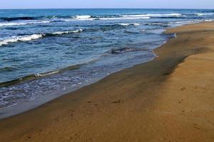 sabbioso spiaggia su il mediterraneo mare nel settentrionale Israele. foto