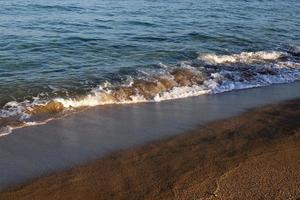 sabbioso spiaggia su il mediterraneo mare nel settentrionale Israele. foto