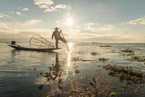 il silhouette di intha pescatore di inle lago, Myanmar. il intha siamo il solo persone nel il mondo per pesca utilizzando uno gamba. foto