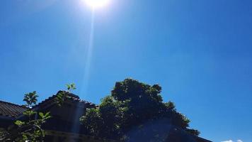 blu cielo con il bagliore di il caldo sole durante il giorno nel il città di bandung, Indonesia foto