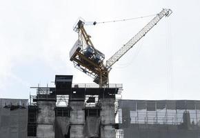 Torre costruzione gru su tetto edificio costruzione luogo foto