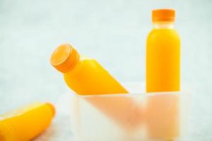 fresco arancia succo nel no etichetta chiaro plastica bottiglia. foto