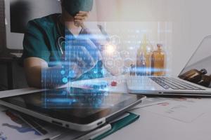 medico opera su digitale tavoletta assistenza sanitaria medico tecnologia tavoletta utilizzando computer. foto