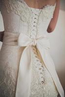 bellissimo abito da sposa in pizzo di lusso e fiocco bianco foto