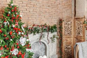 classico Natale nuovo anno decorato interno camera nuovo anno albero e camino foto