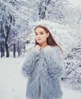 ritratto di giovane attraente donna nel parco foto