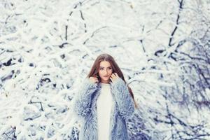 donna nel un' inverno cappotto foto