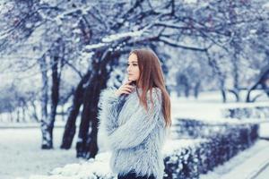 ragazza nel un' pelliccia cappotto foto