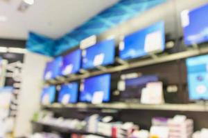 grande magazzino elettronico mostra televisione tv ed elettrodomestico con luce bokeh sfocato sfondo foto