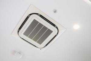 moderno sistema di climatizzazione a cassetta a soffitto foto