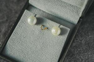orecchino di perle in scatola di gioielli foto