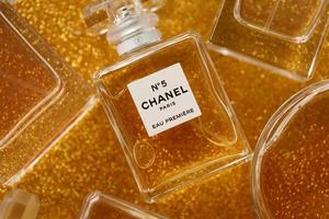 ternopil, Ucraina - settembre 2, 2022 chanel numero 5 eau prima In tutto il mondo famoso francese profumo bottiglia tra altro profumi su brillante luccichio sfondo nel giallo colori foto