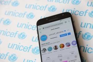 ternopil, Ucraina - Maggio 2, 2022 unicef instagram account su smartphone schermo - unito nazioni programm quello fornisce umanitario e evolutivo assistenza per bambini foto