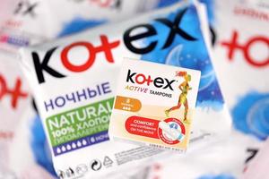 Kharkiv, Ucraina - dicembre 16, 2021 kotex produzione con logo. kotex è un' marca di femminile igiene prodotti, include maxi, magro e ultra magro pastiglie. foto