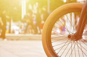 un' bmx bicicletta ruota contro il fondale di un' sfocato strada con Ciclismo cavalieri. estremo gli sport concetto foto