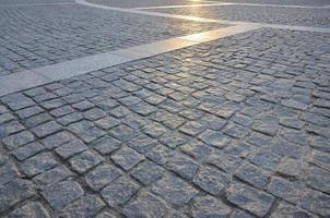 frammento di il strada quadrato, piegato su di un' grigio piazza pavimentazione pietra foto