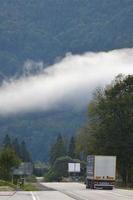 asfalto strada nel il montagnoso terreno nel il mattina foto