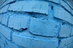 grande mattone parete, dipinto nel blu. fisheye foto con pronunciato distorsione