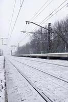 ferrovia stazione nel il inverno tempesta di neve foto