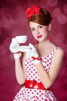 belle donne rosse con una tazza di tè. foto