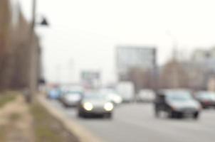 sfocato paesaggio con un' città strada durante traffico foto