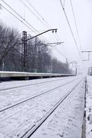 ferrovia stazione nel il inverno tempesta di neve foto