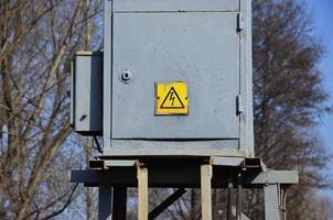 un' piccolo sottostazione per il fornitura di elettricità foto