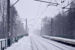 ferrovia stazione nel il inverno tempesta di neve foto