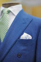 abito blu con cravatta e fazzoletto foto