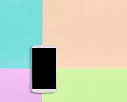 moderno smartphone con nero schermo su struttura sfondo di moda pastello rosa, blu, corallo e lime colori foto