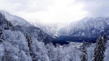 scenario di Hallstatt inverno neve montagna paesaggio valle e lago attraverso il foresta nel altopiano valle conduce per il vecchio sale il mio di Hallstatt, Austria foto