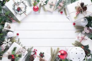 allegro Natale e contento nuovo anno decorazione per celebrazione su bianca legna sfondo con copia spazio foto