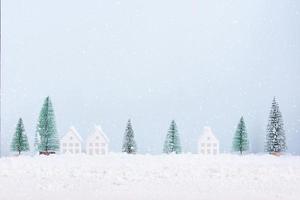 Natale albero e casa con neve brina campo di naturale paesaggio sfondo per celebrazione e contento nuovo anno foto